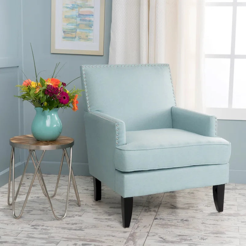 Fauteuil club en tissu clouté
