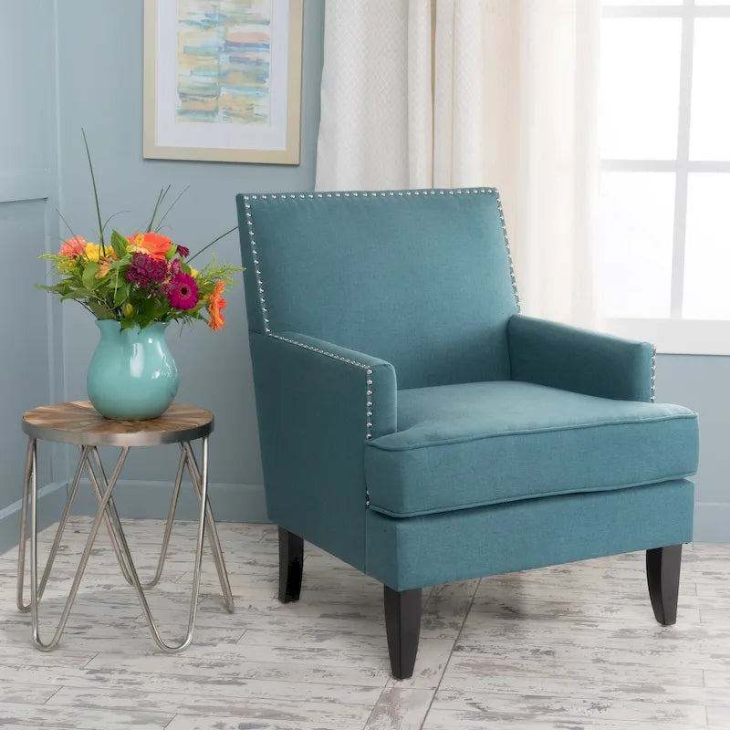 Fauteuil club en tissu clouté