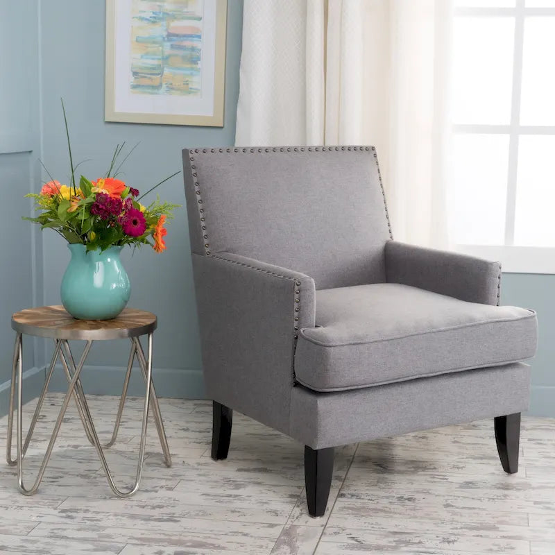 Fauteuil club en tissu clouté