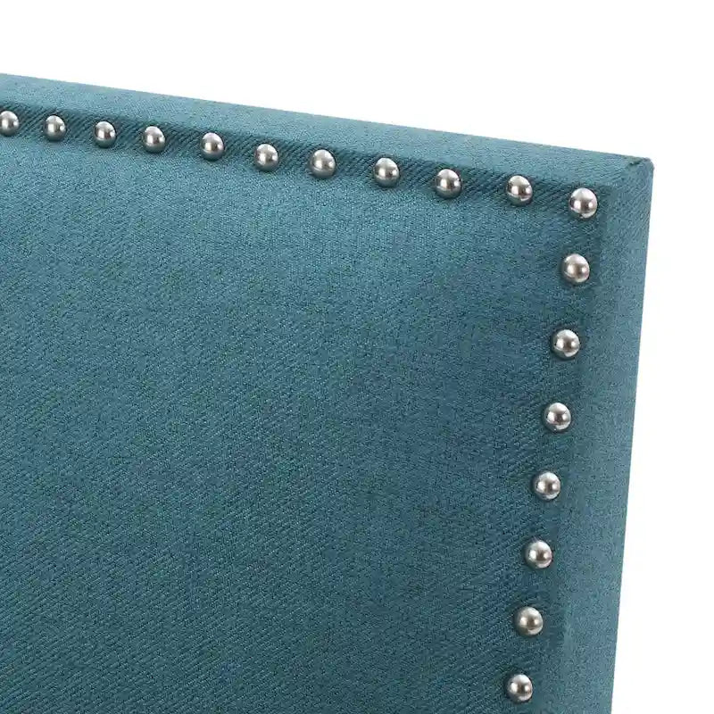 Fauteuil club en tissu clouté