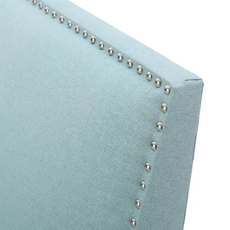 Fauteuil club en tissu clouté