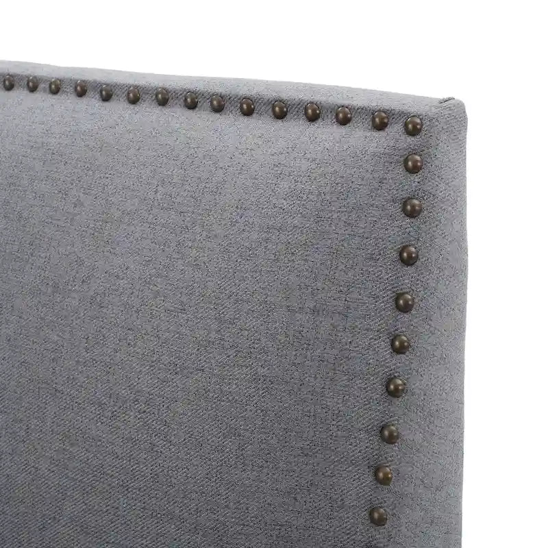 Fauteuil club en tissu clouté