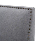 Fauteuil club en tissu clouté