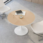 Table à manger moderne avec plateau rond et pied en métal